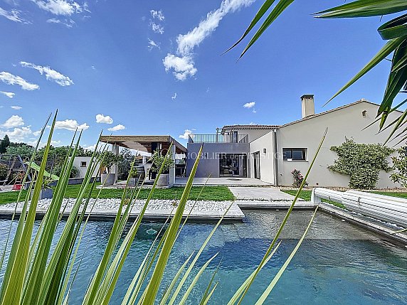 [G. Immobilier de Prestige] A Aubignan, une villa avec gîte et piscines