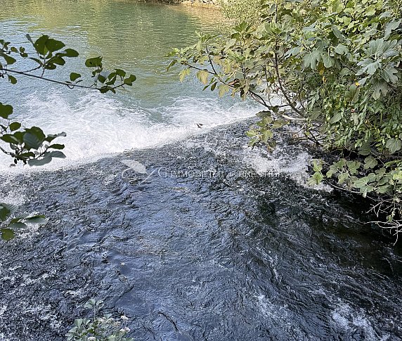 [G. Immobilier de Prestige] Proche de l'Isle sur la Sorgue, une propriété confidentielle au fil de l'eau